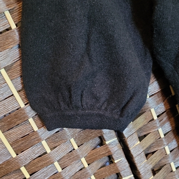 Elegant Black V-Neck Sweater for Women - Picture 5 of 5